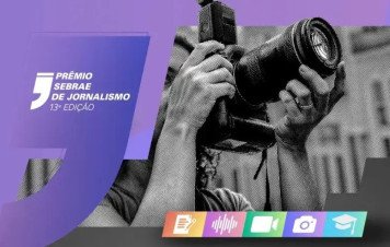 Uma imagem de anúncio em estilo de colagem de pop art, com uma fotografia reticulada em preto e branco de uma cinegrafista feminina em ação, sorrindo enquanto filma com uma câmera de vídeo profissional de grande porte.