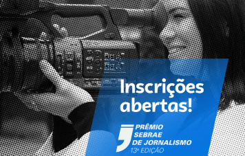 Uma imagem de anúncio em estilo de colagem de pop art, com uma fotografia reticulada em preto e branco de uma cinegrafista feminina em ação, sorrindo enquanto filma com uma câmera de vídeo profissional de grande porte. Uma grande forma geométrica estilizada de aspas azuis está sobreposta no canto inferior direito, contendo o texto branco: 