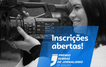 Uma imagem de anúncio em estilo de colagem de pop art, com uma fotografia reticulada em preto e branco de uma cinegrafista feminina em ação, sorrindo enquanto filma com uma câmera de vídeo profissional de grande porte. Uma grande forma geométrica estilizada de aspas azuis está sobreposta no canto inferior direito, contendo o texto branco: 