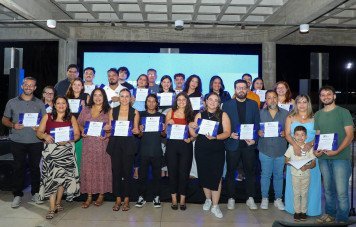 Esta imagem registra uma foto coletiva dos premiados e participantes de uma cerimônia do Prêmio Sebrae de Jornalismo. Um grande grupo com cerca de 25 pessoas (jornalistas, homenageados e organizadores) posa sorridente em várias fileiras.