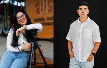 Esta imagem apresenta uma composição em dístico (lado a lado) destacando retratos individuais dos profissionais/participantes. Uma mulher sorridente com óculos de armação escura e camisa branca posa apoiada em um tripé de câmera profissional. Ao fundo, lê-se a inscrição em madeira do 
